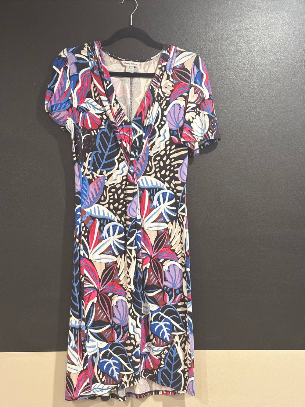 A Tommy Bahama V- Neck Floral Leaf Midi Dress in Black & Multicolor